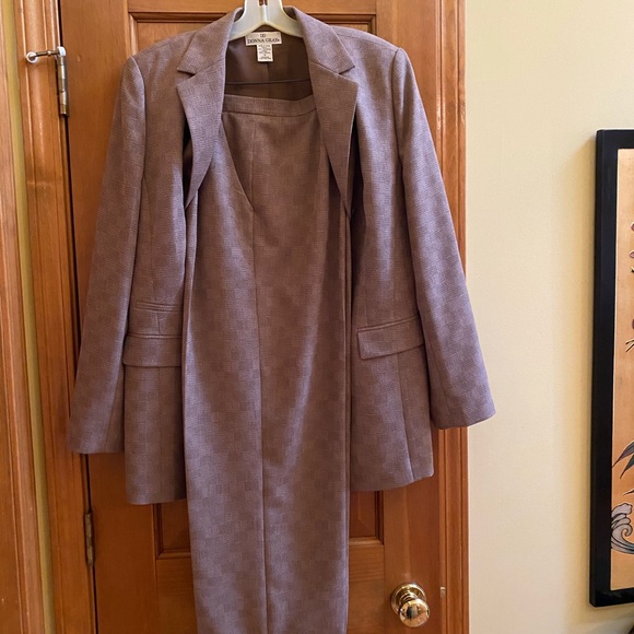 Sporty all year round, tan, bone, pant suit. - Picture 2 of 4